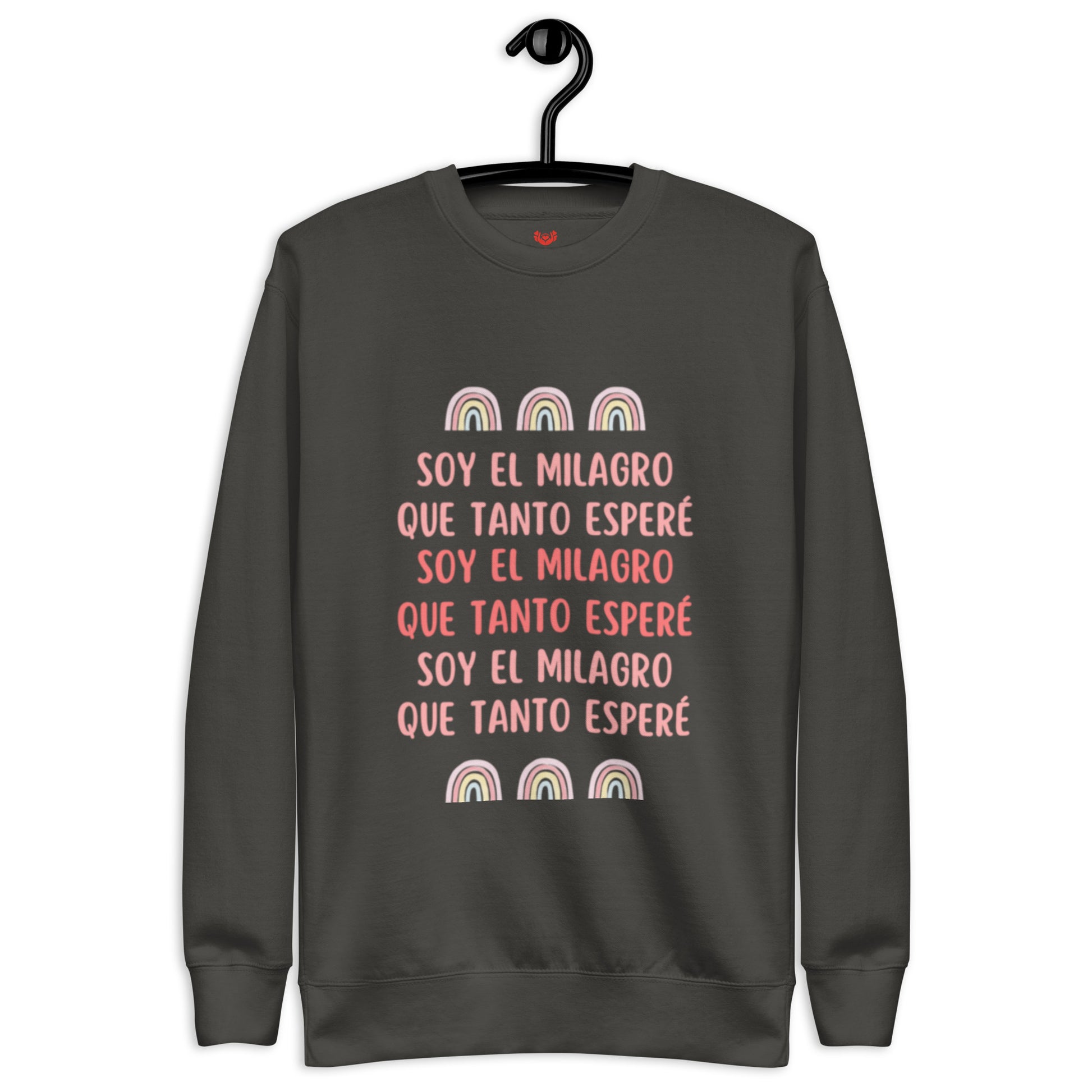 Sudadera negra vintage "Soy el milagro que tanto esperé" colgada en percha, mostrando el diseño y textura.
