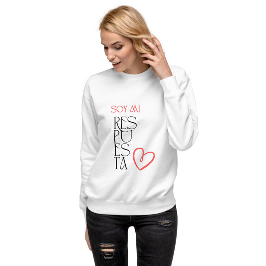 “Sudadera mujer gruesa ‘Soy mi respuesta’ en color blanco, frontal, con mensaje de autoamor y amor propio”