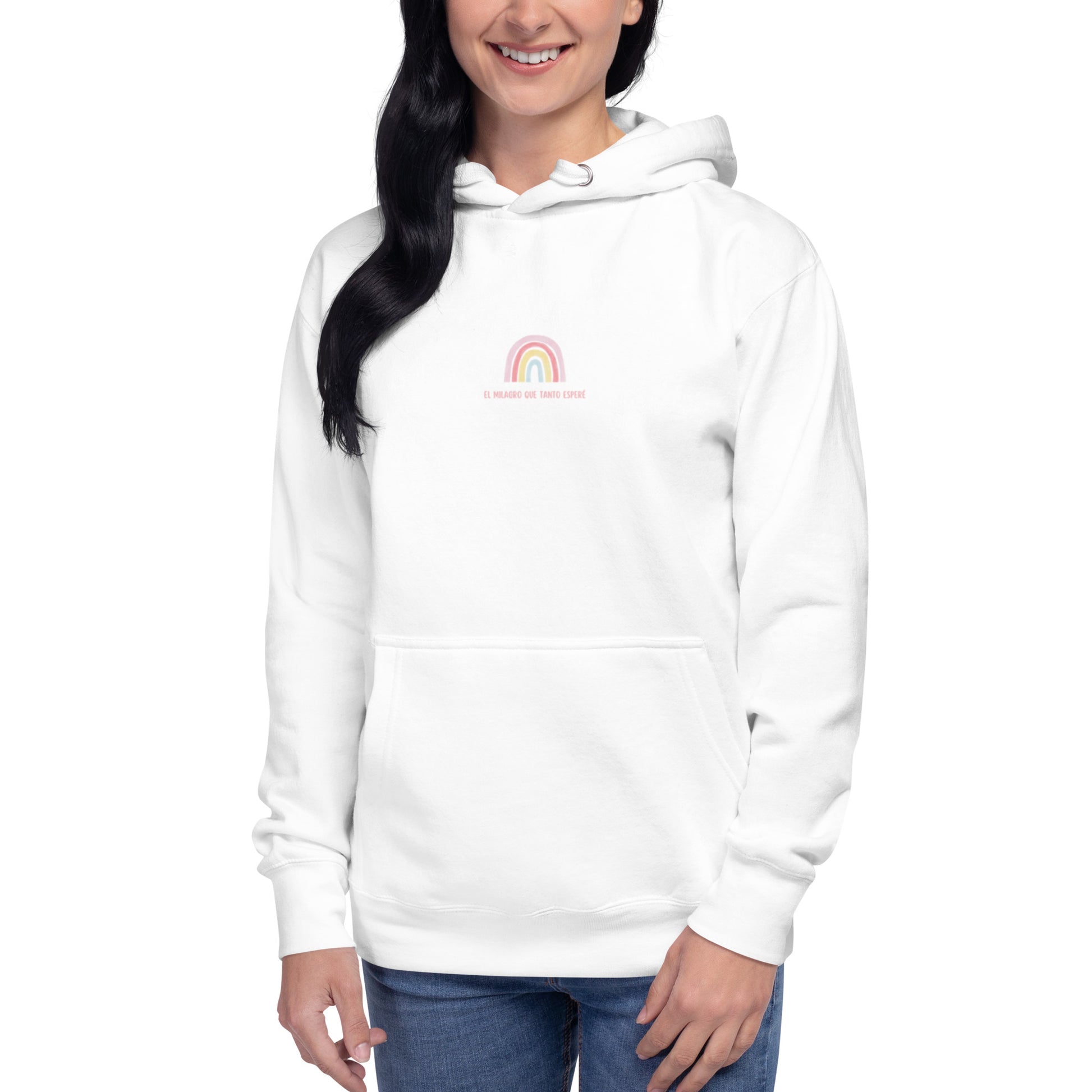 Mujer vistiendo sudadera blanca Amadíssima, vista frontal, reafirmando su poder interior.